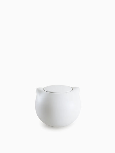 Hvit stor rund kjæledyrurne med små øreformede kanter og minimalistisk design mot ensfarget bakgrunn