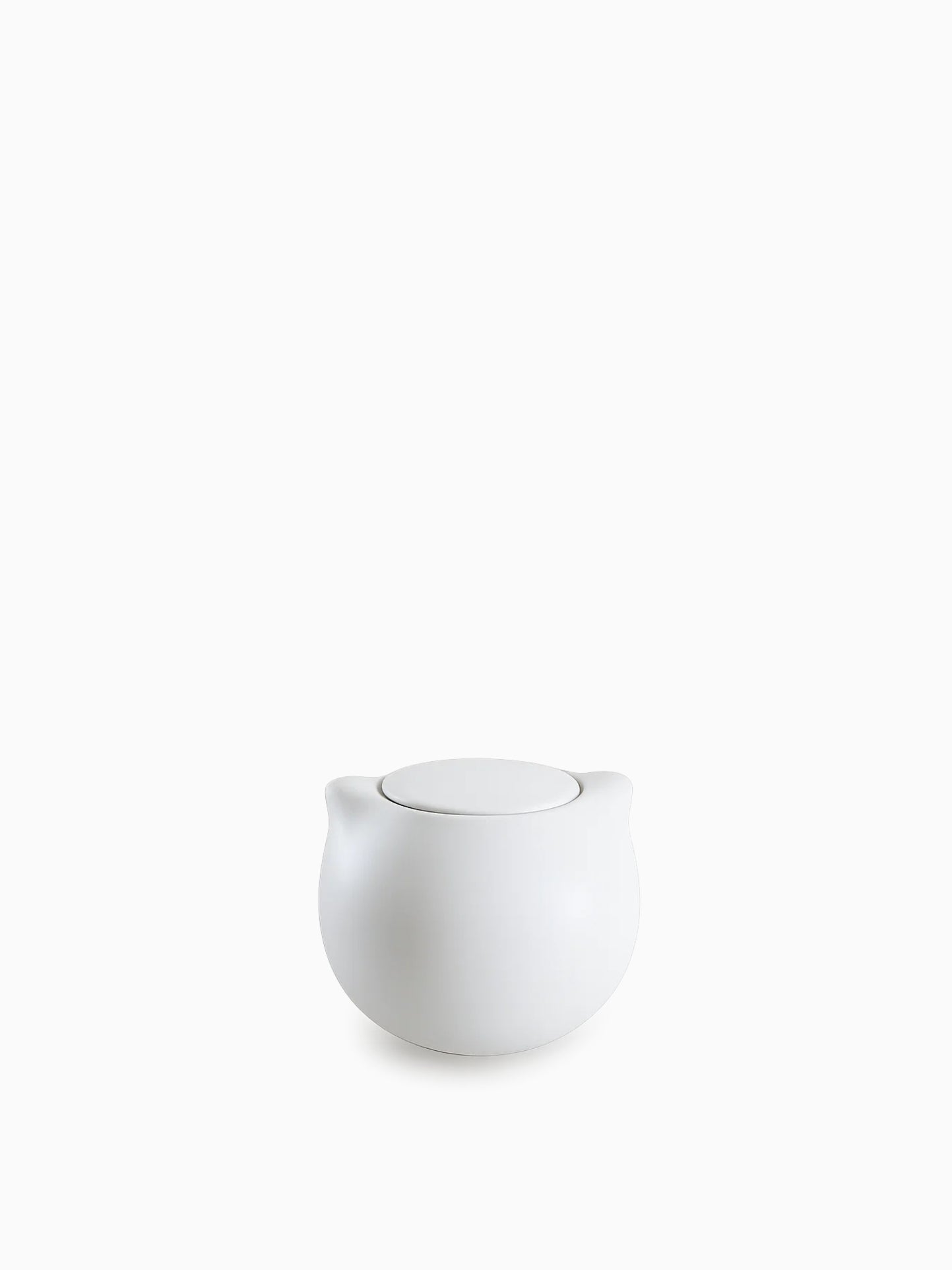 Hvit rund kjæledyrurne med små øreformede kanter og minimalistisk design mot ensfarget bakgrunn